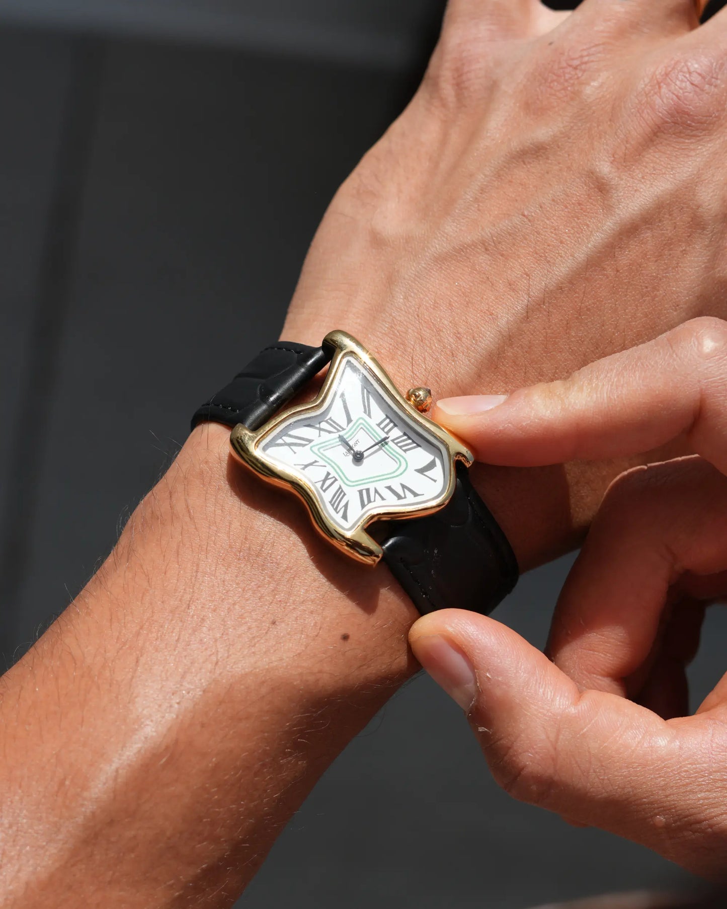 Montre carrée fondante grande or
