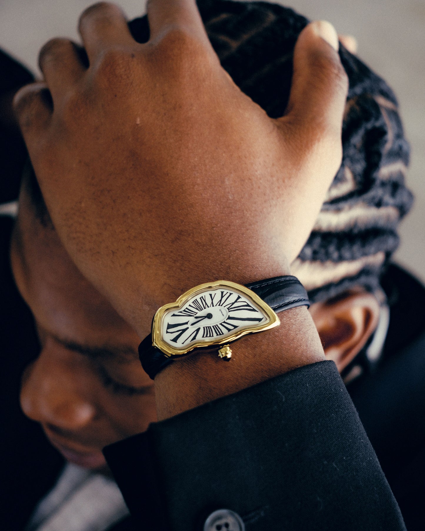 Schmelzende Uhr Groß Gold